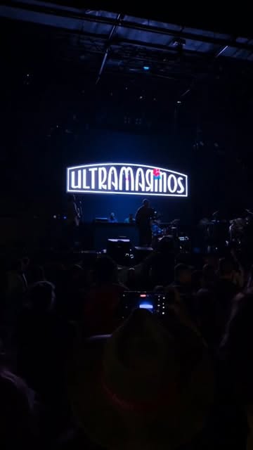 Ultramarinos tocando en directo